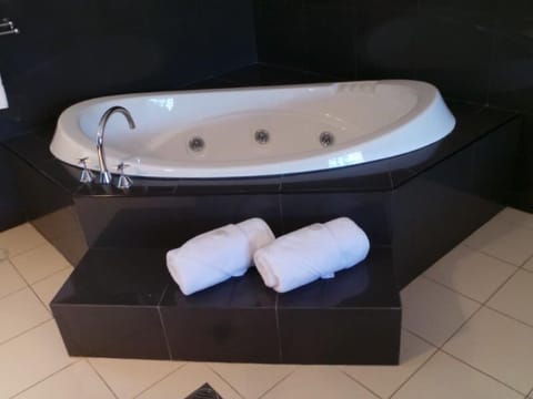 King Spa Room | Jetted tub