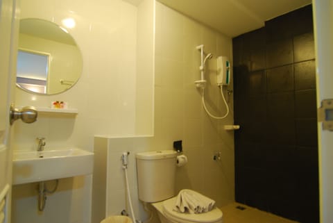 Deluxe Room | Bathroom | Shower, free toiletries, towels