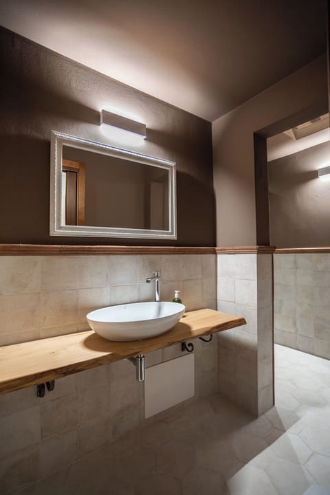 Apartment, 2 Bedrooms, Tower | Bathroom | Shower, rainfall showerhead, free toiletries, hair dryer