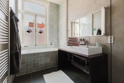 Deluxe Room | Bathroom | Shower, free toiletries, hair dryer, bathrobes