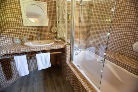 Romantic Suite, Private Bathroom (Prestige Romantique) | Bathroom