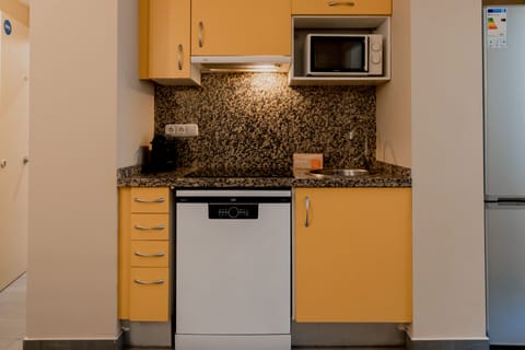 Apartment, 1 Bedroom | Private kitchen | Full-size fridge, microwave, oven, stovetop