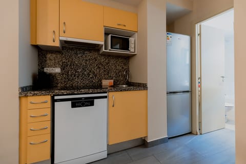 Apartment, 1 Bedroom | Private kitchen | Full-size fridge, microwave, oven, stovetop