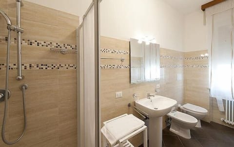 Economy Double or Twin Room | Bathroom | Shower, free toiletries, hair dryer, towels