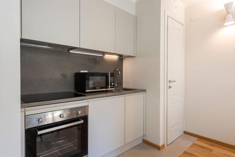 Apartment (Ariento Deluxe 5) | Private kitchen | Fridge, microwave, oven, stovetop