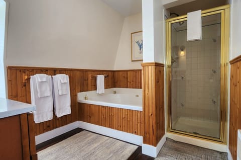 Suite, 1 Queen Bed, Private Bathroom (Warne Suite) | Bathroom | Free toiletries, hair dryer, bathrobes, towels