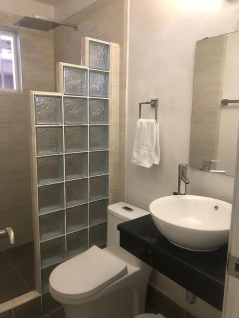 Double Room | Bathroom | Shower, free toiletries, hair dryer, towels