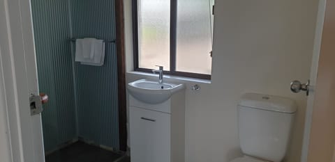 Standard Room | Bathroom | Shower, free toiletries, hair dryer, towels