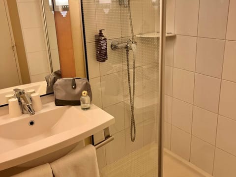 Standard Room, 1 Double Bed | Hypo-allergenic bedding, desk, blackout drapes, soundproofing