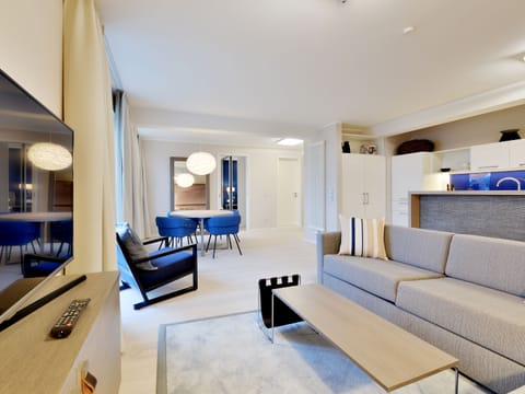 Family Suite, 2 Bedrooms | Living room | Flat-screen TV