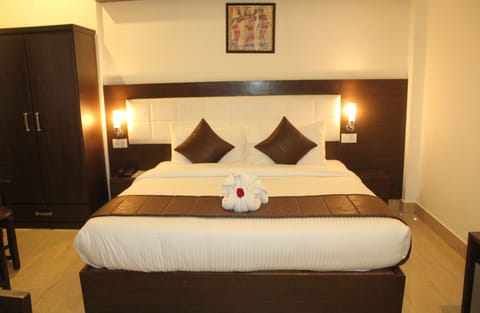 Deluxe Room, 1 Double Bed, Accessible | Premium bedding, memory foam beds, minibar, in-room safe