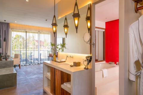 Junior Suite, Pool View | Bathroom | Separate tub and shower, deep soaking tub, free toiletries, hair dryer