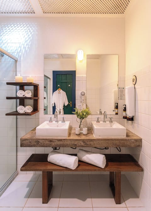 Suite | Bathroom | Shower, designer toiletries, hair dryer, bidet