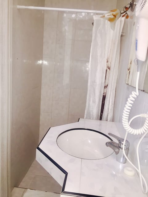 Standard Room | Bathroom | Shower, free toiletries, hair dryer, towels