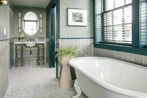 The Flossie Suite | Bathroom | Combined shower/tub, designer toiletries, towels