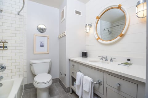 Premium King Room | Bathroom | Free toiletries, hair dryer, towels, soap