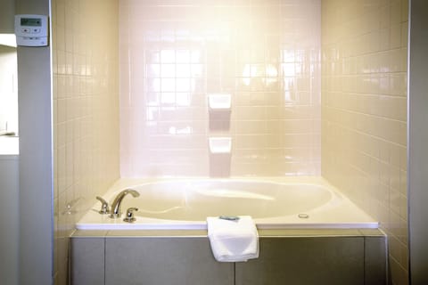 Suite, 1 King Bed, Jetted Tub | Bathroom | Free toiletries, hair dryer, towels