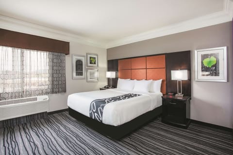 Room, 1 King Bed, Accessible, Bathtub (Mobility/Hearing, Grab bars) | Premium bedding, in-room safe, desk, laptop workspace