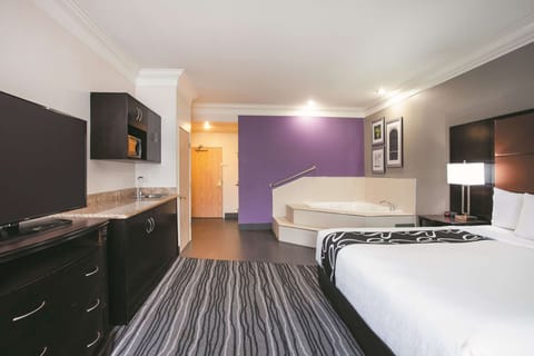 Deluxe Studio Suite, 1 King Bed, Non Smoking, Jetted Tub | Premium bedding, in-room safe, desk, laptop workspace