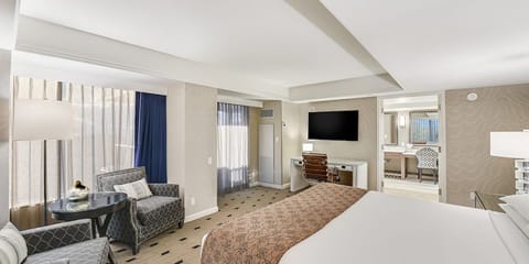 Balcony Suite King Non-Smoking | Premium bedding, desk, laptop workspace, blackout drapes