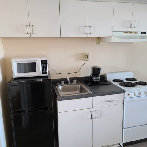 Deluxe Room, 2 Bedrooms | Private kitchen | Fridge, oven, stovetop