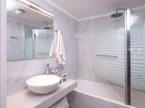 Executive Suite | Bathroom | Free toiletries, hair dryer, bathrobes, slippers