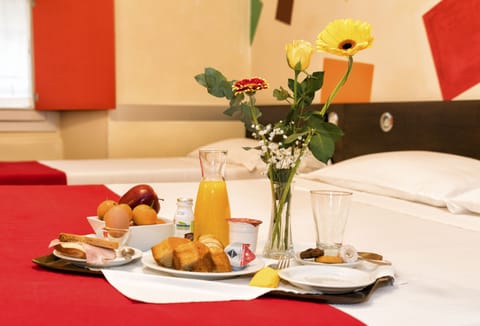 Triple Room | Minibar, in-room safe, individually decorated, individually furnished