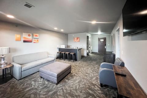 Deluxe Suite, Multiple Beds | Living room | 50-inch TV with cable channels, Netflix, Hulu