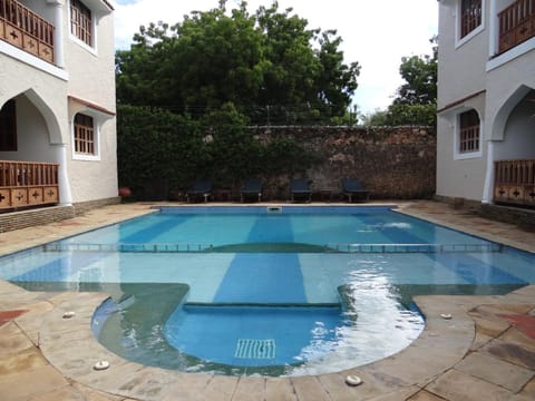 2 outdoor pools