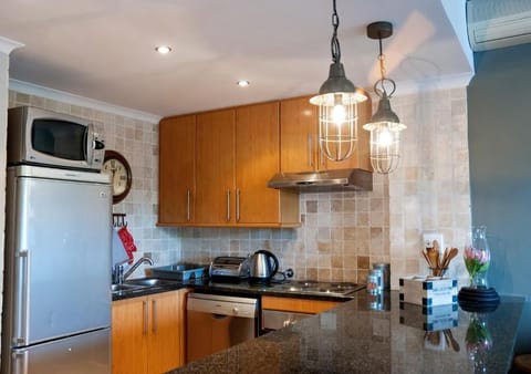 Luxury Apartment, 2 Bedrooms | Private kitchen | Fridge, microwave, oven, stovetop