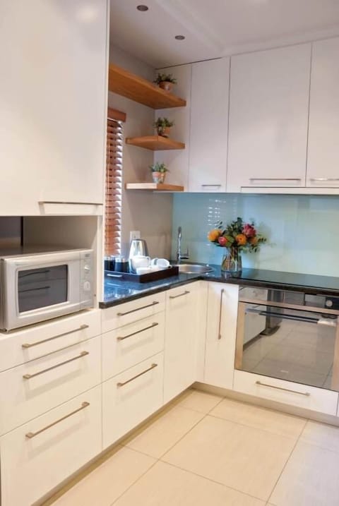 Mareba Court No 9  | Private kitchen | Full-size fridge, microwave, oven, stovetop