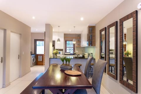 Mareba Court No 9  | Dining room