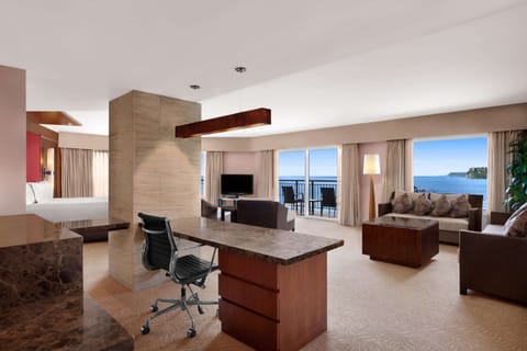 Premier Suite | Minibar, in-room safe, desk, iron/ironing board