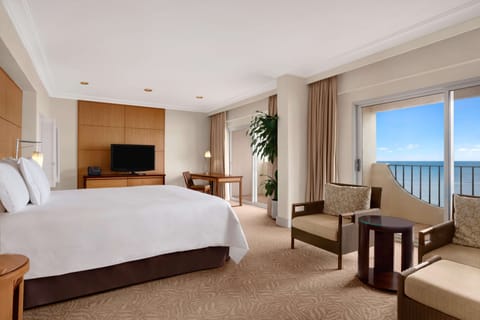 Executive Suite, 1 King Bed (Main) | Minibar, in-room safe, desk, iron/ironing board