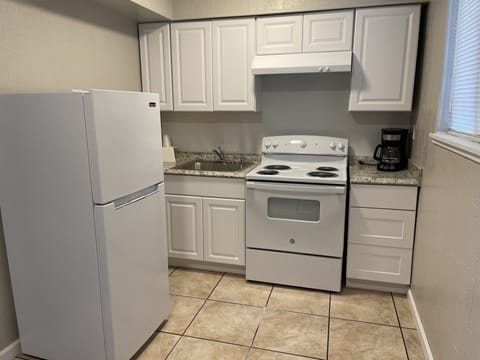 Family Suite | Private kitchen | Fridge, microwave