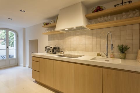 Suite 3 Chambres Marion | Private kitchen | Espresso maker, coffee/tea maker, electric kettle