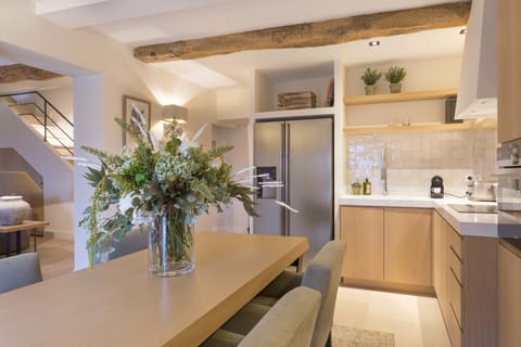 Suite 1 Chambre Renaud | Private kitchen | Espresso maker, coffee/tea maker, electric kettle