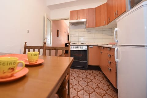 Apartment, 2 Bedrooms (1) | Private kitchen | Fridge, microwave, electric kettle