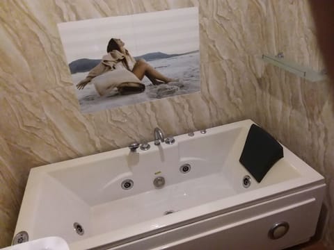 Superior Double Room (AC) | Jetted tub