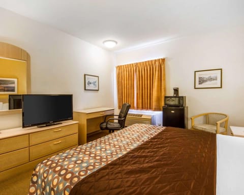 Room, 1 King Bed, Accessible, Non Smoking | Iron/ironing board, free WiFi, bed sheets, alarm clocks