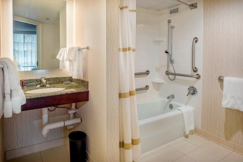 Combined shower/tub, free toiletries, hair dryer, towels