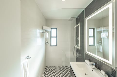 Junior Suite | Bathroom | Shower, rainfall showerhead, designer toiletries, hair dryer