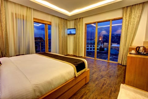 Grandeur Room (Hemta Peak Balcony) | Premium bedding, desk, free rollaway beds, free WiFi