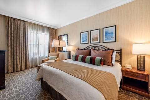 Suite, 1 Bedroom (1 King Bed) | Premium bedding, in-room safe, desk, laptop workspace