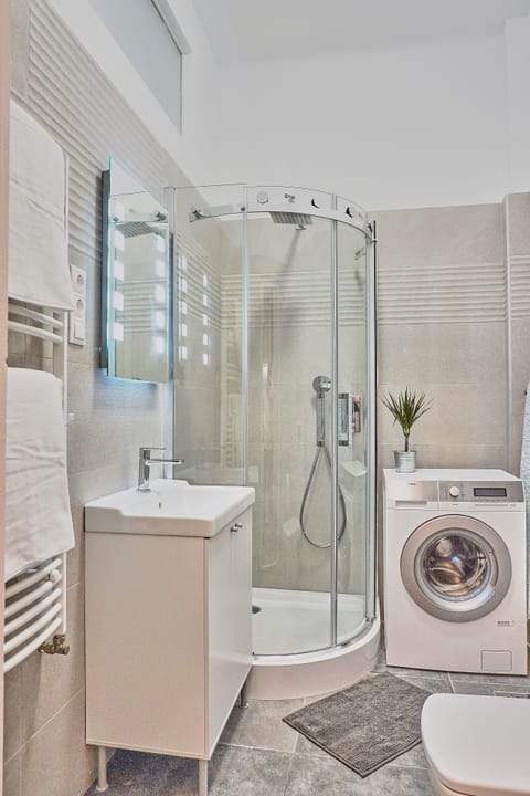 Apartment | Bathroom | Shower, hair dryer, towels