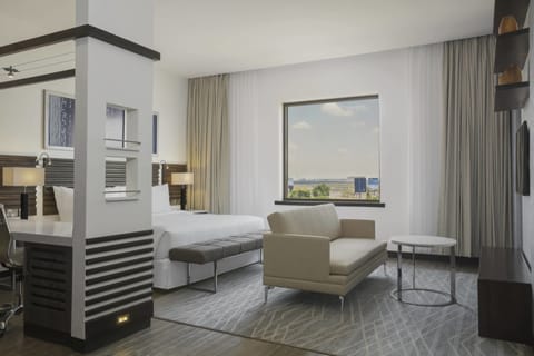 Deluxe Room, 1 King Bed | 1 bedroom, minibar, in-room safe, desk