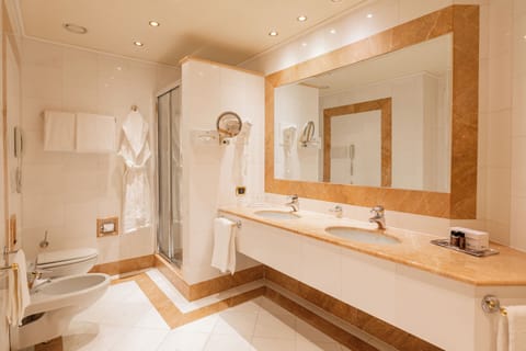 Junior Suite | Bathroom | Rainfall showerhead, free toiletries, hair dryer, bidet