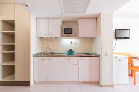 Family Studio | Private kitchen | Fridge, microwave, stovetop, cookware/dishes/utensils