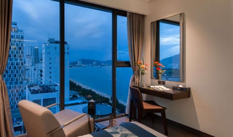 Grand Deluxe King Ocean View | Premium bedding, minibar, in-room safe, individually furnished
