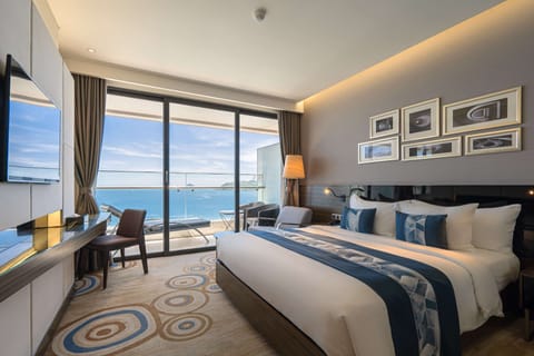 Premier Queen Room, Balcony, Ocean View  | Premium bedding, minibar, in-room safe, individually furnished
